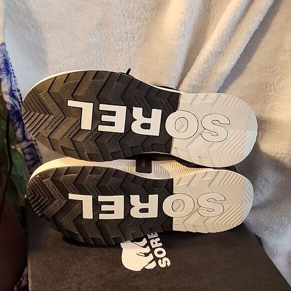 Georgeous Sorel Out and About lll  Mid Sneaker Waterproof size 7.5 NWT - Picture 6 of 6